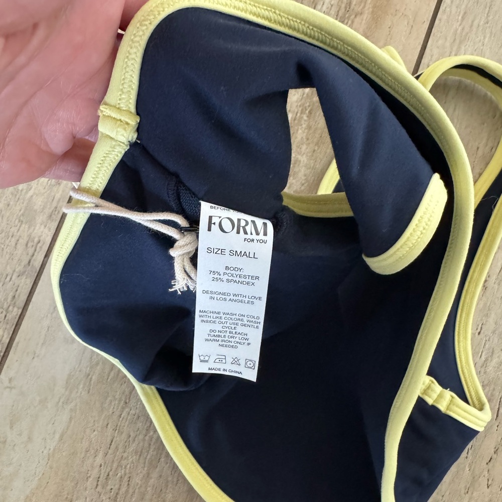 Form Curved Hem Sports Bra - Picture 3 of 3